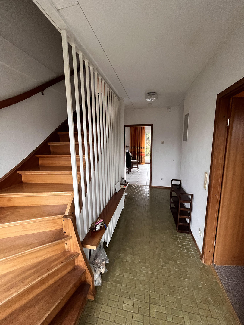 Eingangsflur mit Treppe zum OG