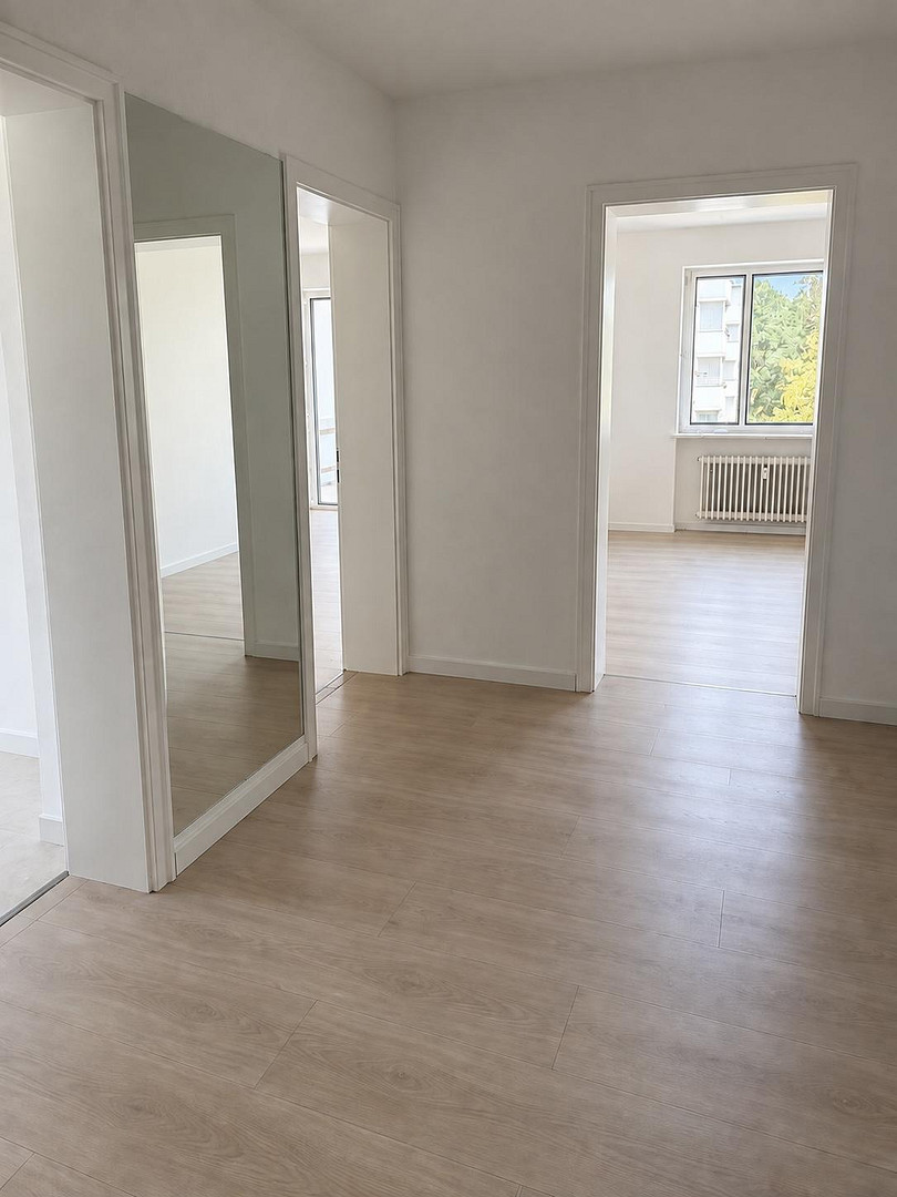Erstbezug nach Sanierung, moderne 3-Zimmer-Wohnung mit Südloggia und 2 Stellplätzen in Englschalking – 81927 München(Johanneskirchen) – Vorschaubild 2