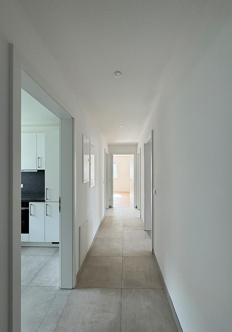 Erstbezug nach Kernsanierung: Geschmackvolle 3-Zimmer-Wohnung mit Balkon in München-Trudering - WE 1 – 81825 München-Trudering(Trudering) – Vorschaubild 2