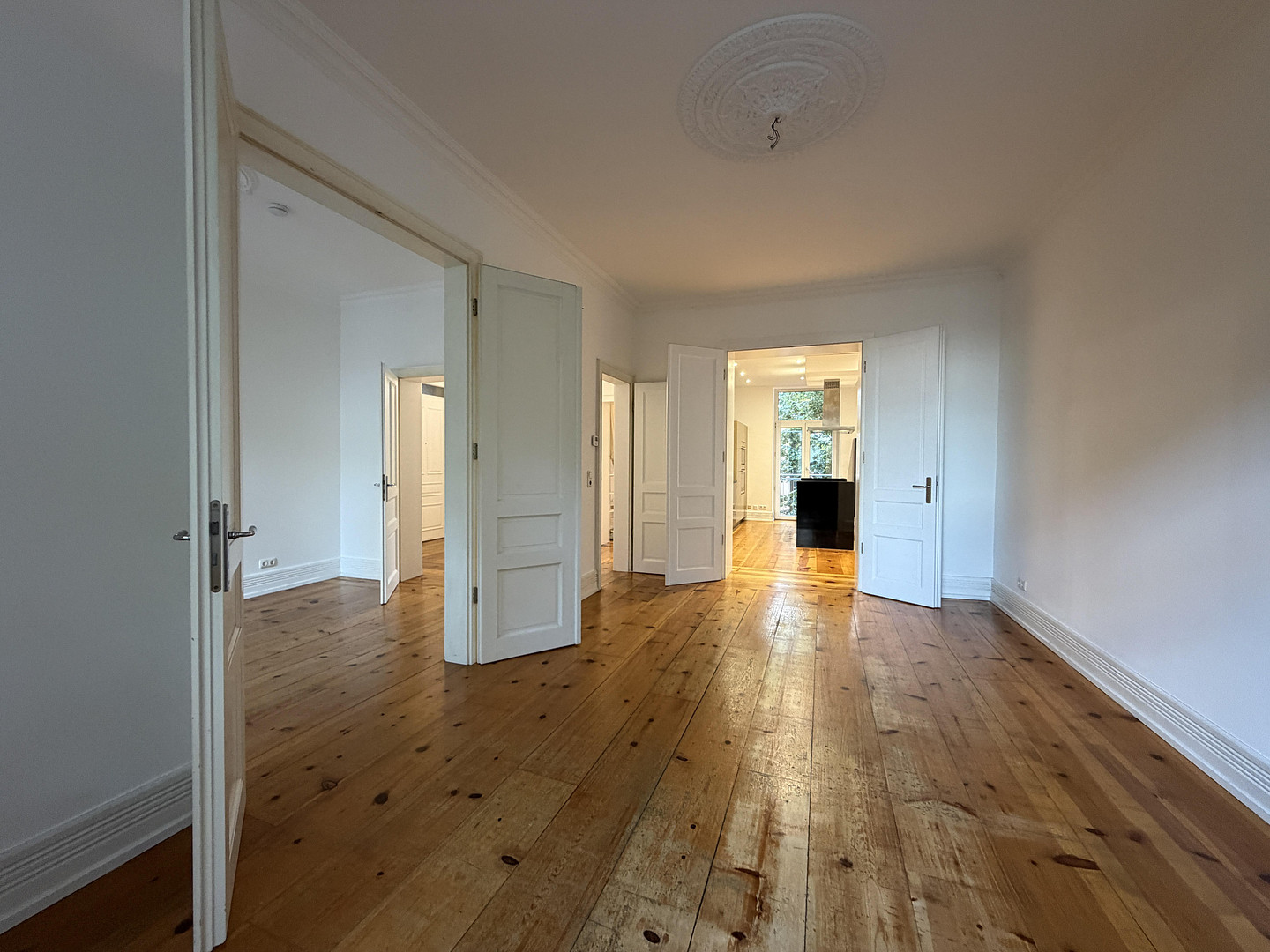 3,5-Zimmer-Altbauwohnung im Nordend mit Balkon, EBK und 3m hohen Decken – 60318 Frankfurt am Main(Nordend) – Vorschaubild 2