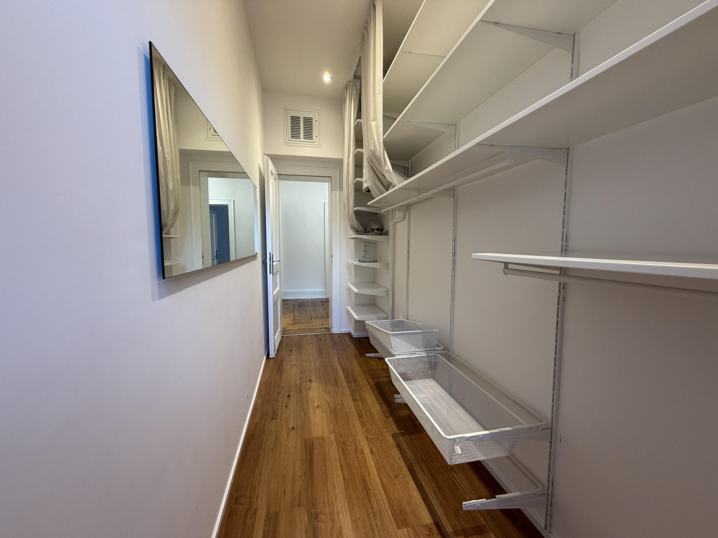 3,5-Zimmer-Altbauwohnung im Nordend mit Balkon, EBK und 3m hohen Decken – 60318 Frankfurt am Main(Nordend) – Vorschaubild 9