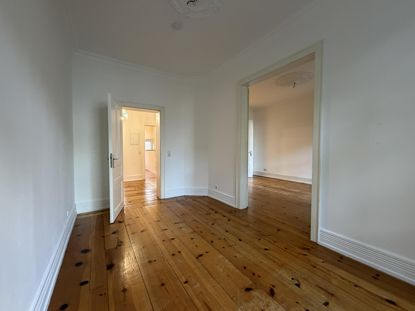 3,5-Zimmer-Altbauwohnung im Nordend mit Balkon, EBK und 3m hohen Decken – 60318 Frankfurt am Main(Nordend) – Vorschaubild 5