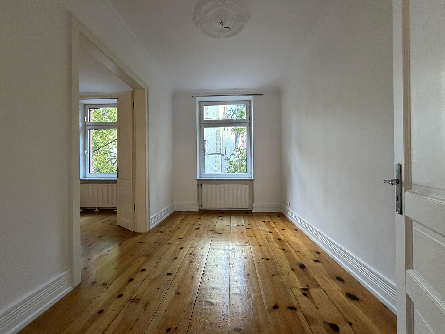 3,5-Zimmer-Altbauwohnung im Nordend mit Balkon, EBK und 3m hohen Decken – 60318 Frankfurt am Main(Nordend) – Vorschaubild 3