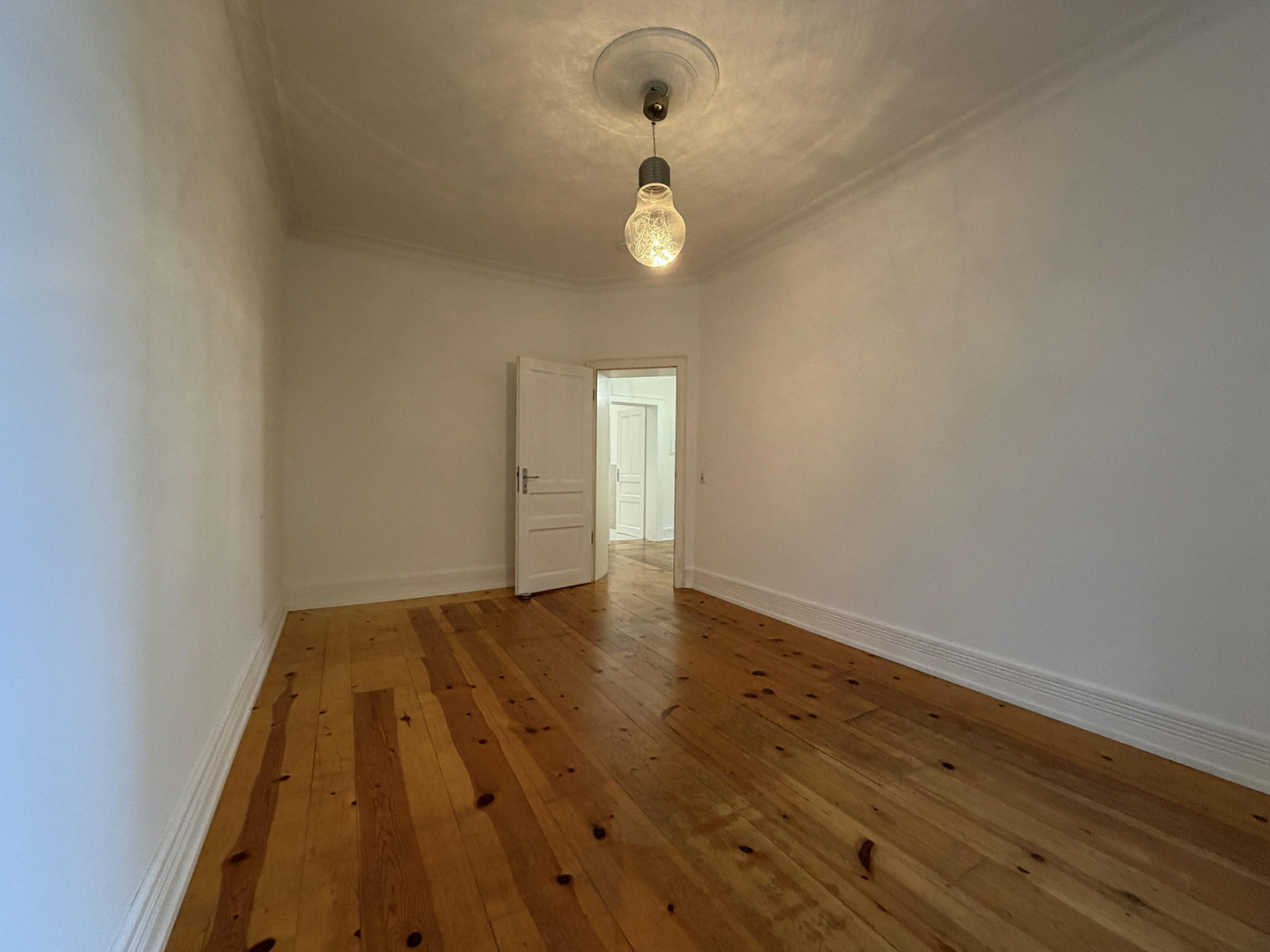 3,5-Zimmer-Altbauwohnung im Nordend mit Balkon, EBK und 3m hohen Decken – 60318 Frankfurt am Main(Nordend) – Vorschaubild 6