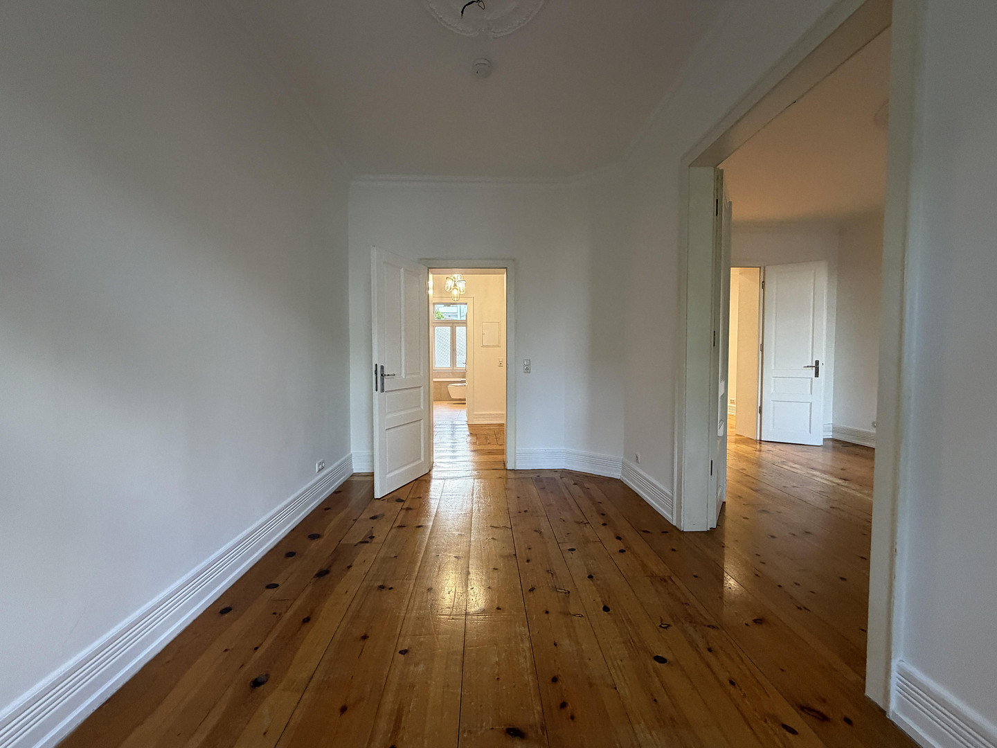 3,5-Zimmer-Altbauwohnung im Nordend mit Balkon, EBK und 3m hohen Decken – 60318 Frankfurt am Main(Nordend) – Vorschaubild 4