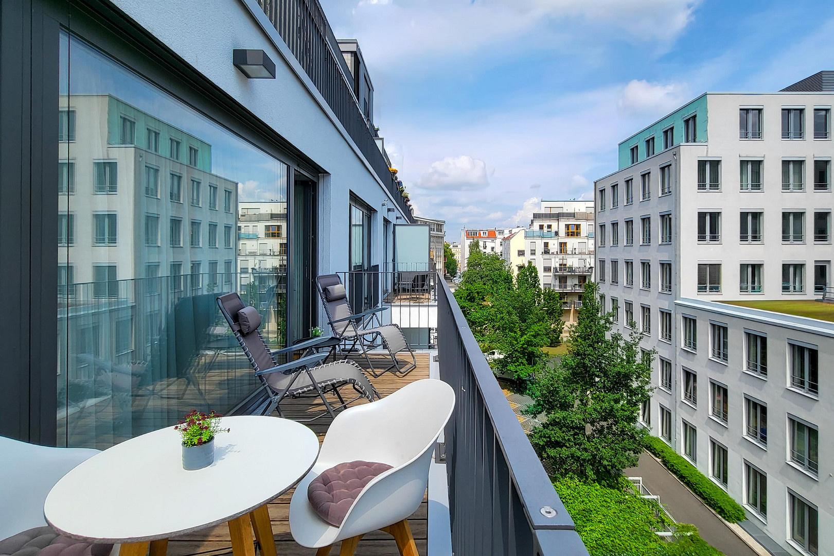 Luxuriöse 3-Zimmer-Wohnung 112 m²+ Parkplatz in Berlin-Mitte - PROVISIONSFREI - (No Commission) – 10115 Top-Lage im Herzen von Berlin-Mitte(Mitte) – Vorschaubild 8