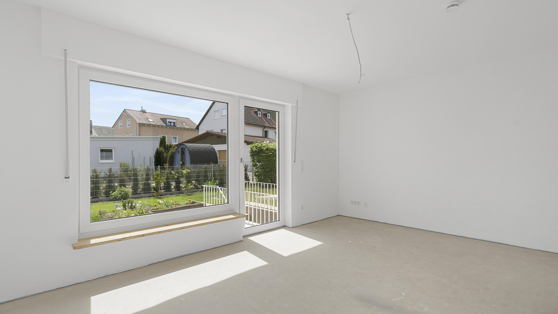 Wohnzimmer mit Gartenblick