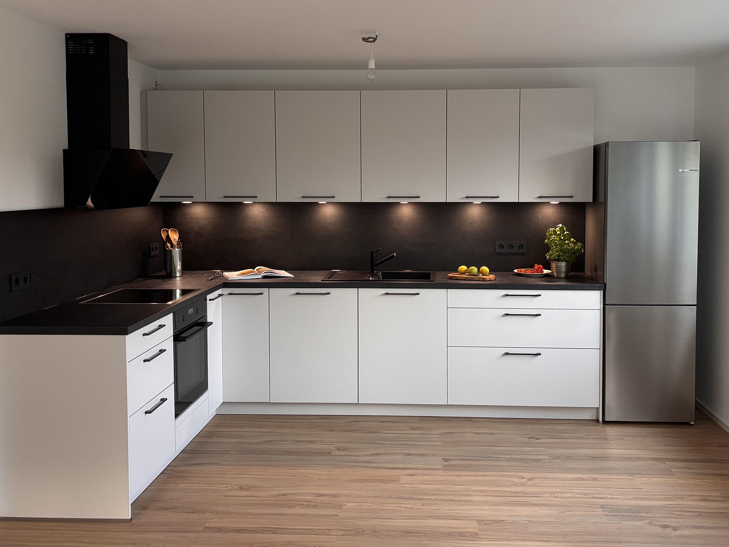 Helle 2-Zimmer-Neubau-Wohnung mit Küche, Balkon und 2 Stellplätzen in Nürtingen-Oberensingen