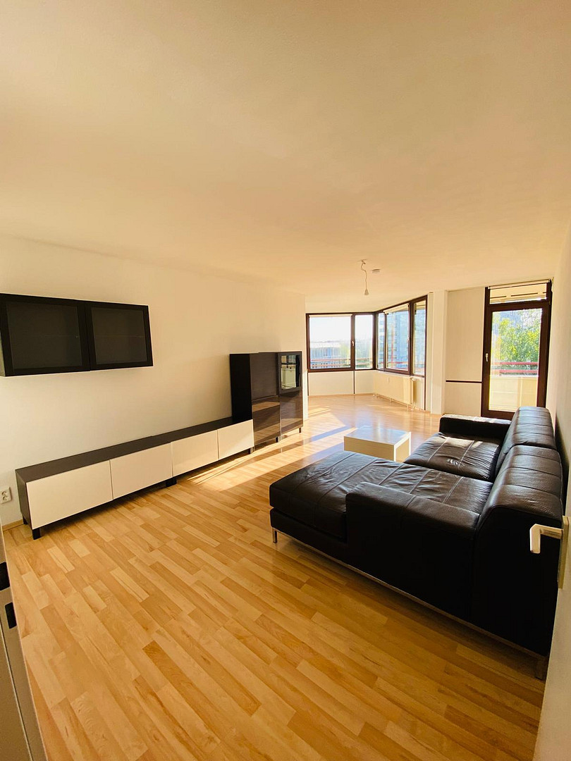 Helle 3-Zimmer-Wohnung mit Einbauküche & Aufzug & West-Loggia in München – 81927 München(Johanneskirchen) – Vorschaubild 3