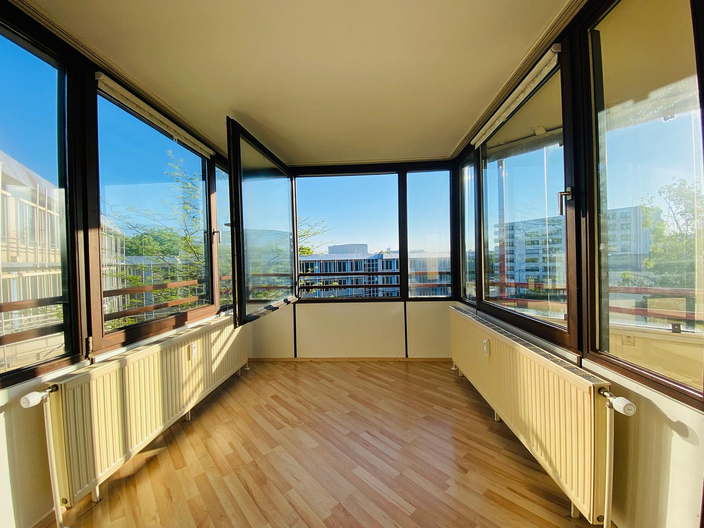 Helle 3-Zimmer-Wohnung mit Einbauküche & Aufzug & West-Loggia in München – 81927 München(Johanneskirchen) – Vorschaubild 4