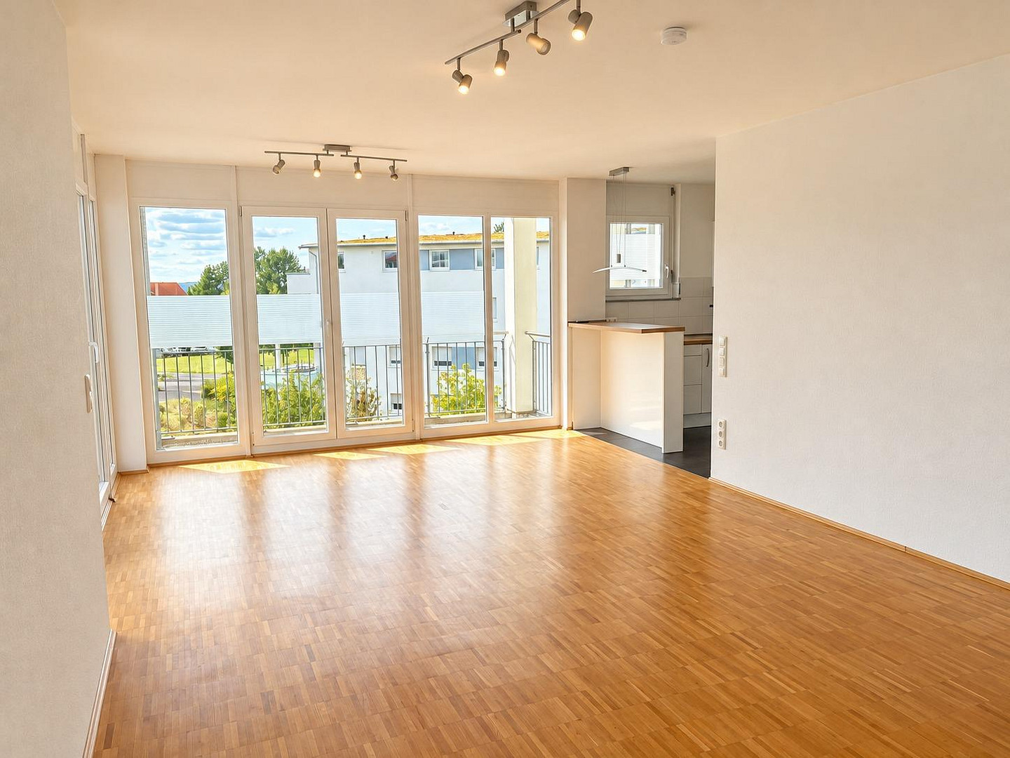 Lichtdurchflutete 4-Zimmer-Wohnung mit großzügigem Südwestbalkon – provisionsfrei in Würzburg – 97076 Würzburg-Lengfeld(Lengfeld) – Vorschaubild 6