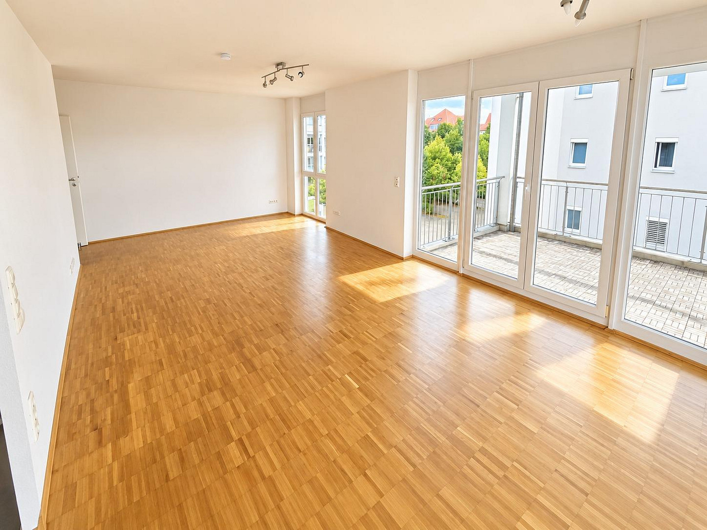 Lichtdurchflutete 4-Zimmer-Wohnung mit großzügigem Südwestbalkon – provisionsfrei in Würzburg – 97076 Würzburg-Lengfeld(Lengfeld) – Vorschaubild 2