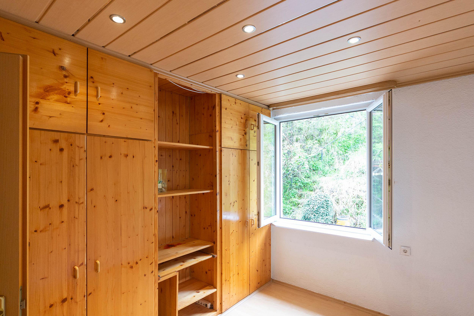 Großzügige 4-Zimmer-Wohnung mit Einbauküche – 72805 Lichtenstein Unterhausen(Unterhausen) – Vorschaubild 2