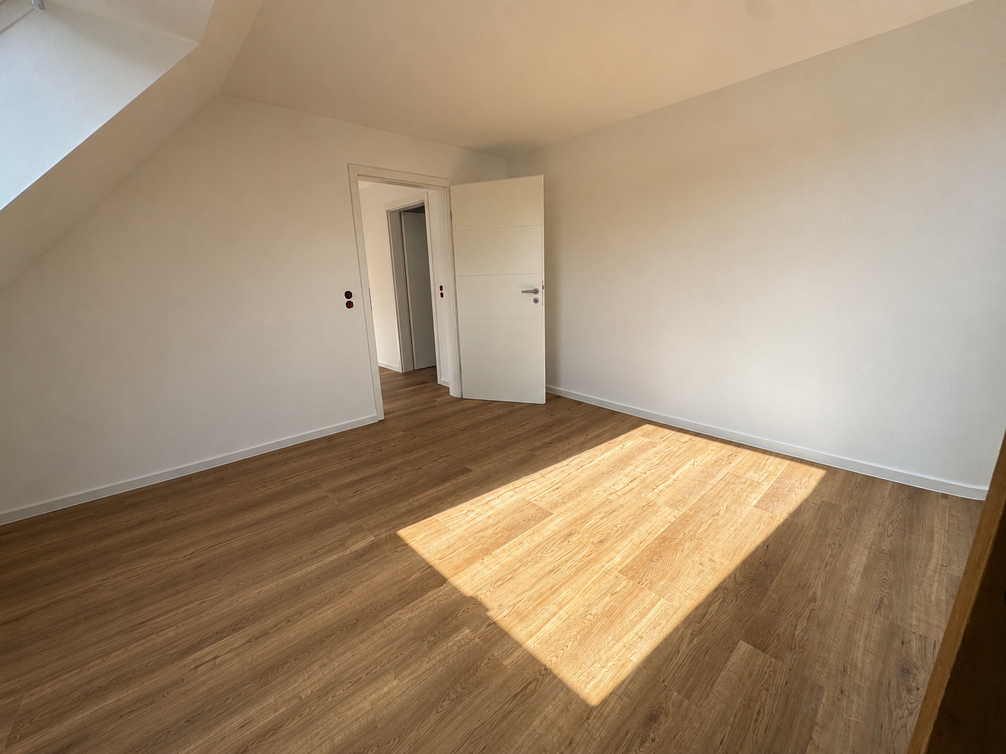Hochwertiger Erstbezug im Dachgeschoss mit Einbauküche - ca. 95 m² - mit Stellplatz in ruhiger Lage – 8371 Glauchau – Vorschaubild 12