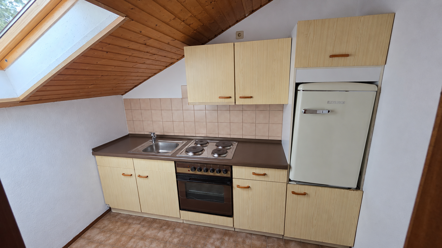 Zentrales 1-Zimmer-Dachgeschoss-Apartment mit Einbauküche nahe Uniklinik & Uni – 35390 Gießen – Vorschaubild 3