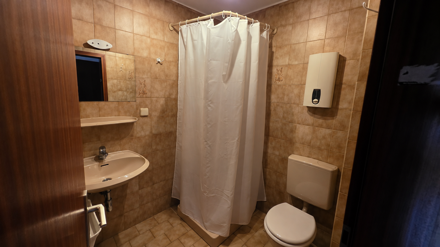 Zentrales 1-Zimmer-Dachgeschoss-Apartment mit Einbauküche nahe Uniklinik & Uni – 35390 Gießen – Vorschaubild 4