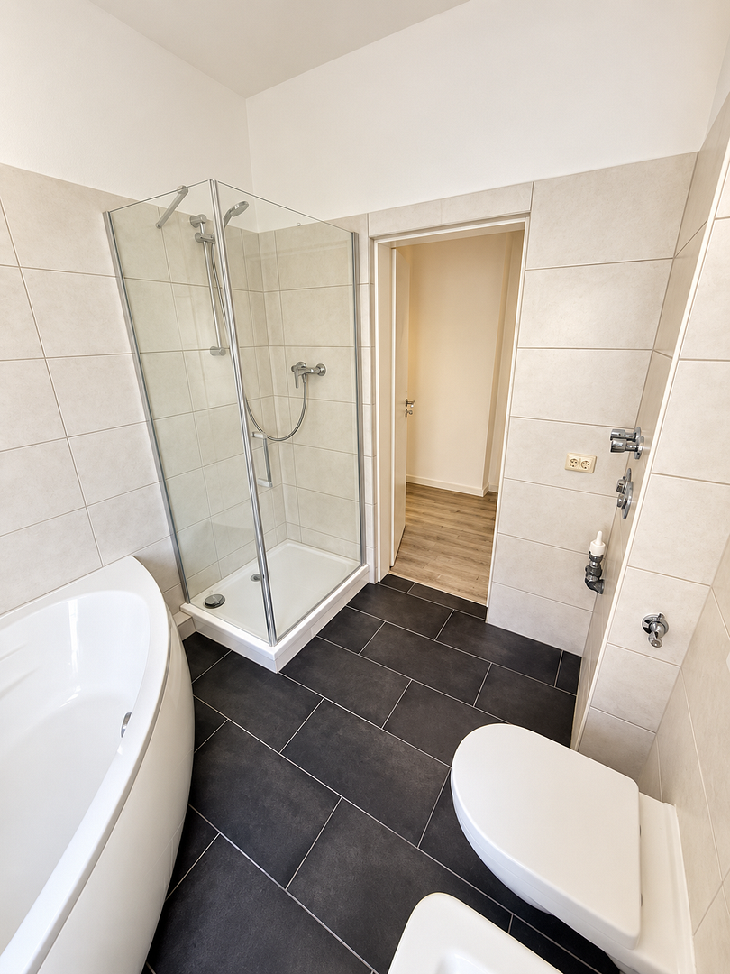 Helle 2-Zimmer-Altbauwohnung mit modernem Bad – Wanne & Dusche – 1705 Freital – Vorschaubild 2