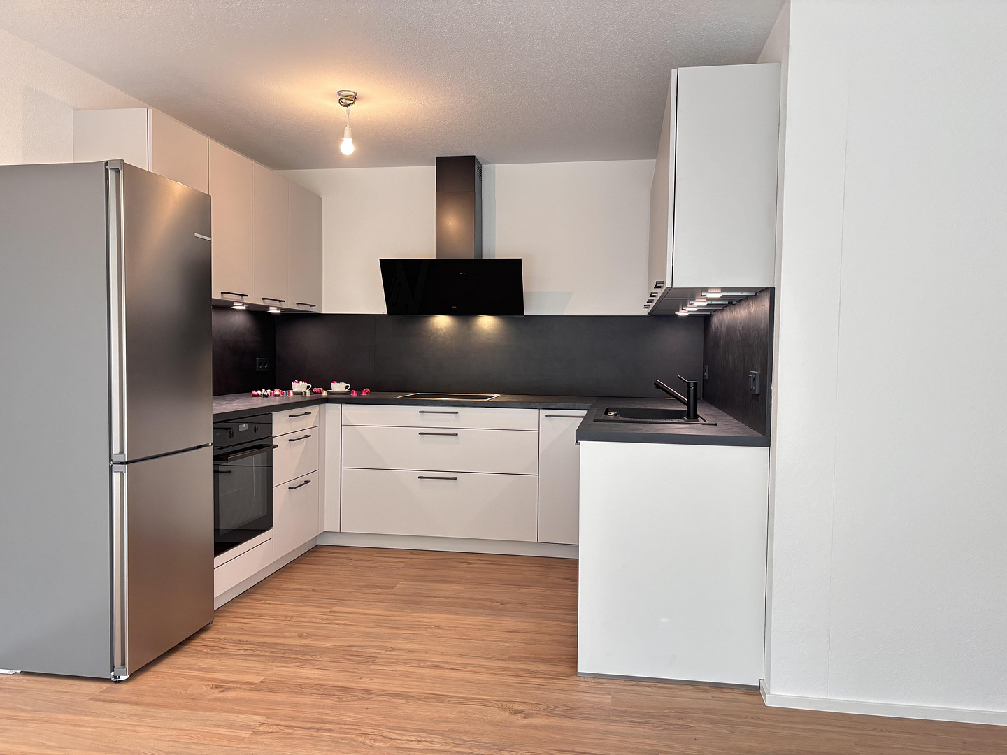 Moderne 2-Zimmer-Neubau-Wohnung mit Küche, Balkon und 2 Stellplätzen in Nürtingen-Oberensingen – 72622 Nürtingen-Oberensingen(Oberensingen) – Vorschaubild 2