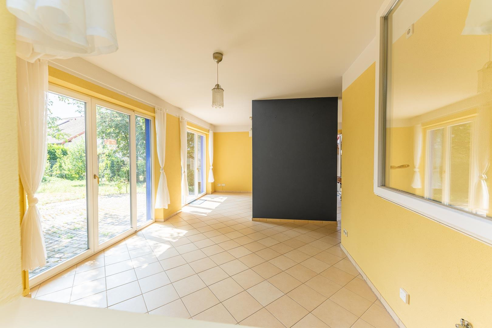 Wohnen mit Weitblick –  Gepflegtes Zweifamilienhaus mit parkähnlichem Südgarten und Panoramablick – 76684 Östringen – Vorschaubild 3