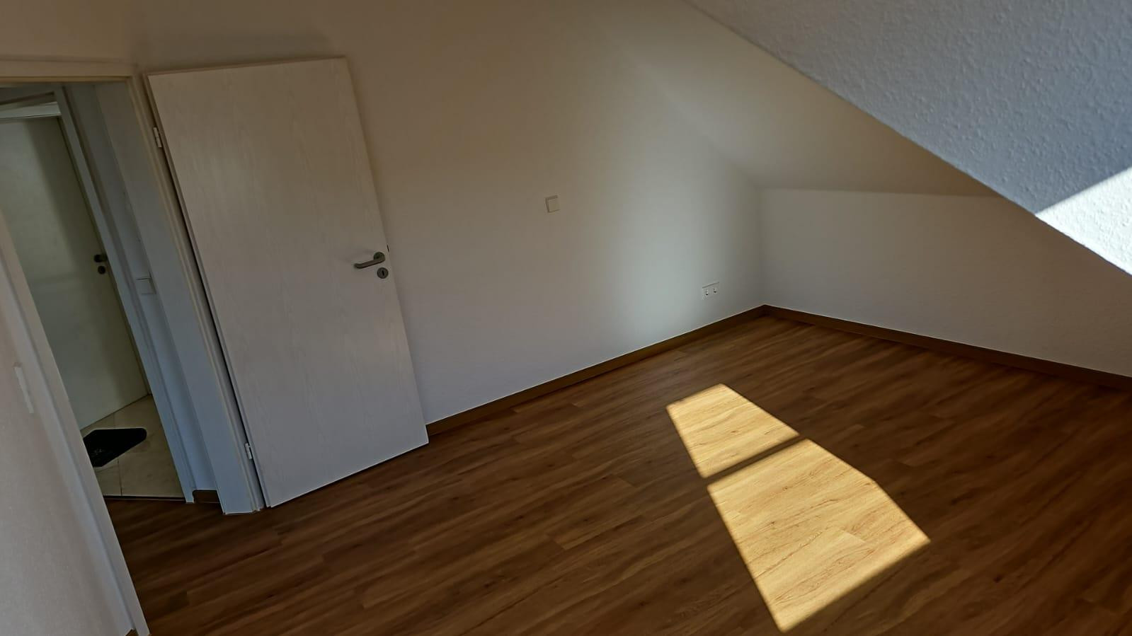 Helle 2-Zimmer-Dachgeschosswohnung mit Loggia & Tiefgarage – 68623 Lampertheim – Vorschaubild 6