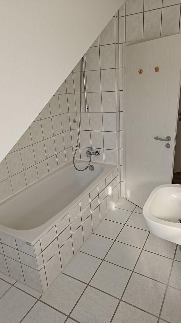 Helle 2-Zimmer-Dachgeschosswohnung mit Loggia & Tiefgarage – 68623 Lampertheim – Vorschaubild 9