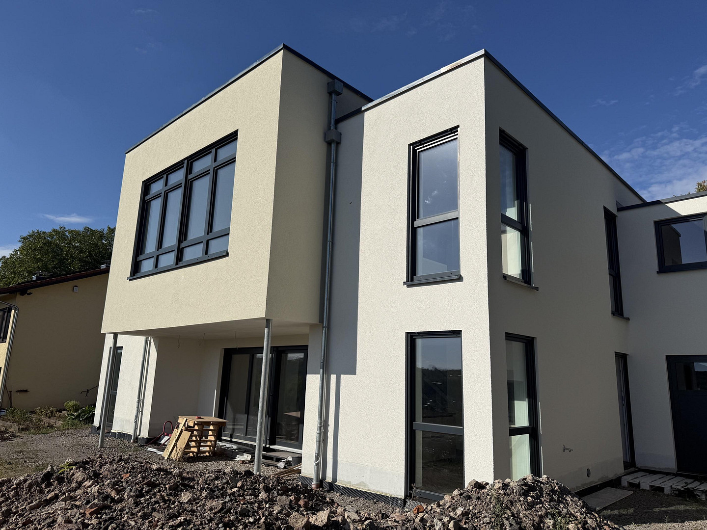 Moderner Neubau in Massivbauweise - Erstbezug