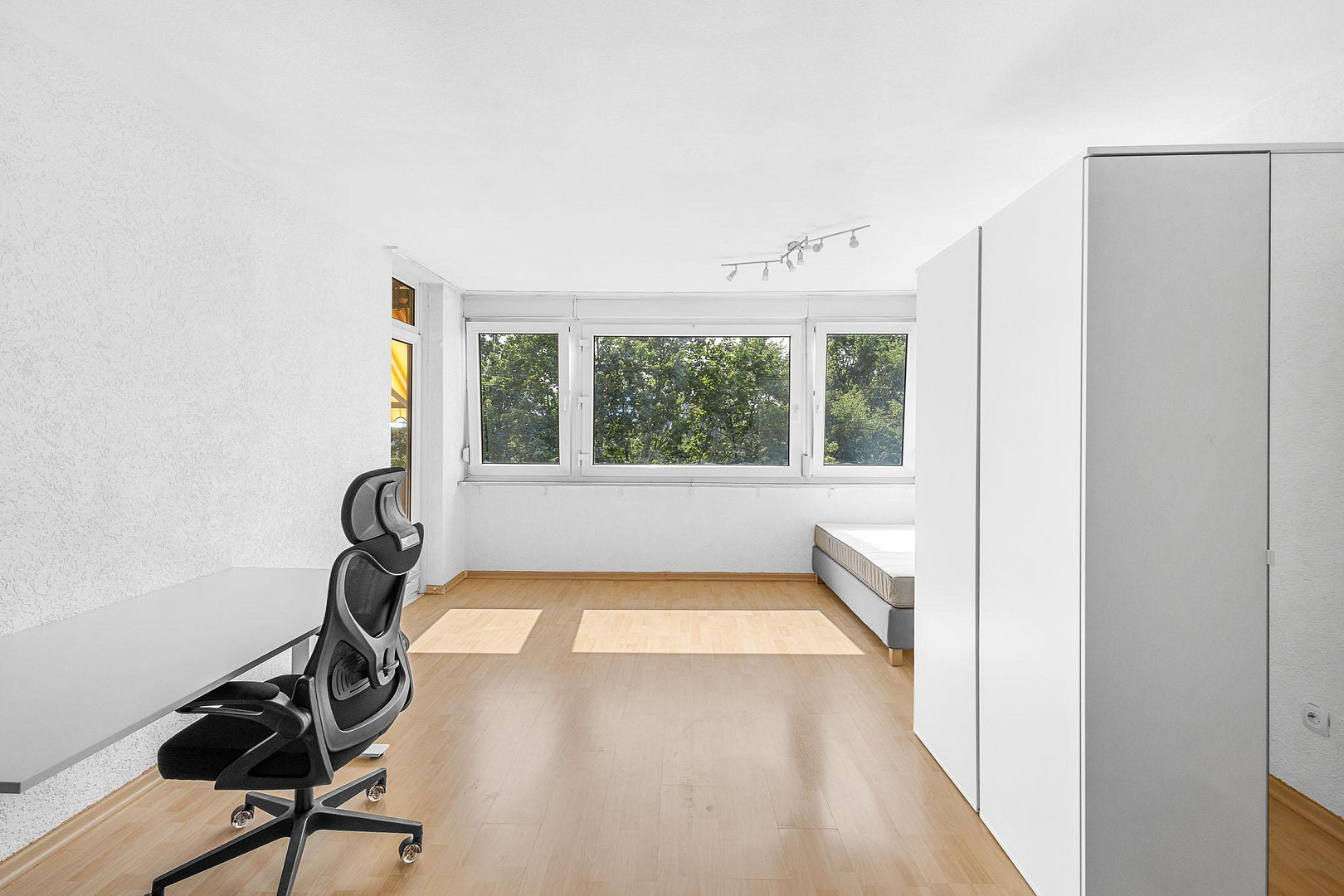 Großzügige 5-Zimmer-Wohnung mit Balkon, Garage – 93057 Regensburg(Reinhausen) – Vorschaubild 4