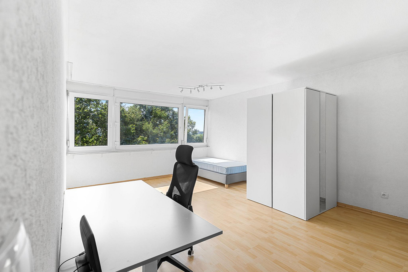 Großzügige 5-Zimmer-Wohnung mit Balkon, Garage – 93057 Regensburg(Reinhausen) – Vorschaubild 2