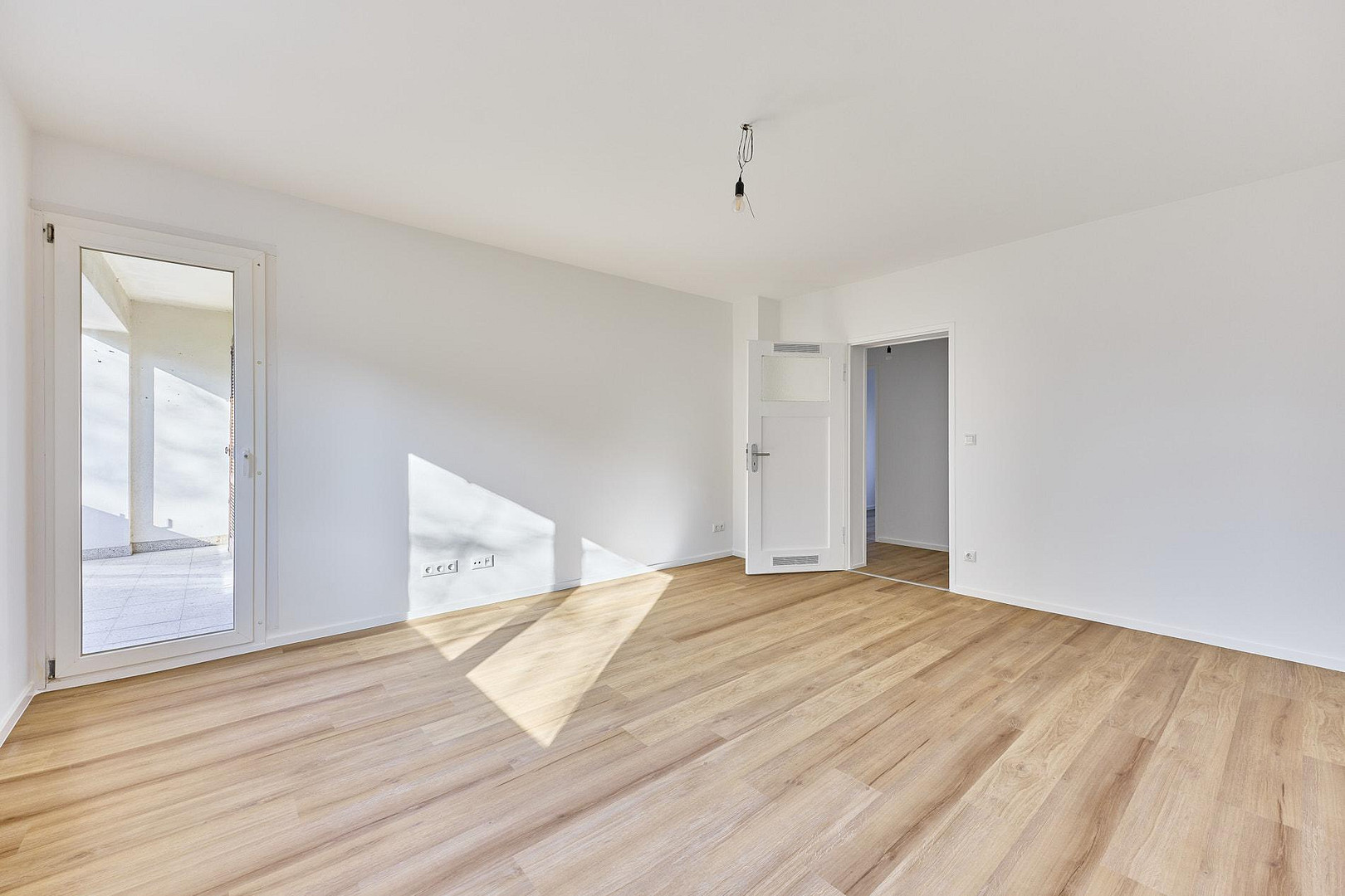Eigennutz oder Mietgarantie mit 5,7% Rendite: Sanierte 3-Zimmer-Wohnung mit Balkon in ruhiger Lage – 65929 Frankfurt-Unterliederbach(Unterliederbach) – Vorschaubild 2
