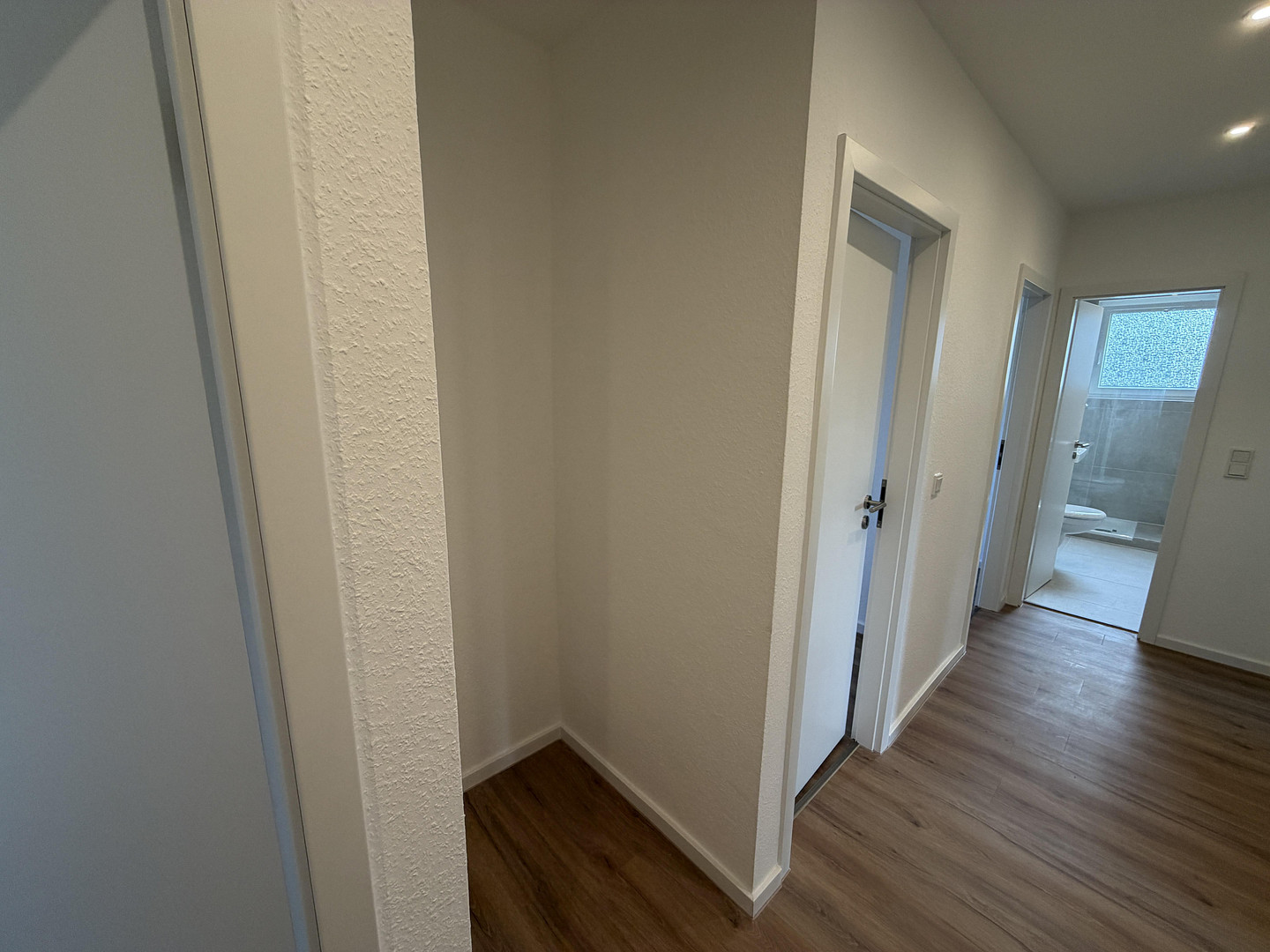 Kernsanierte 4-Zimmer-Wohnung in Wiesbaden – 65199 Wiesbaden – Vorschaubild 3