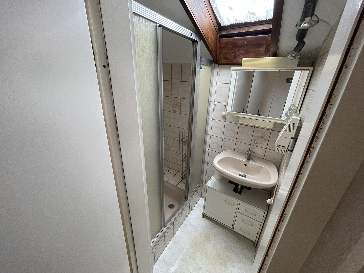 Sonnige 3 Zimmer DG-Whg.m.Stellplatz und Einbauküche in Stammheim ruhige Straße – 70439 Stuttgart(Stammheim) – Vorschaubild 6