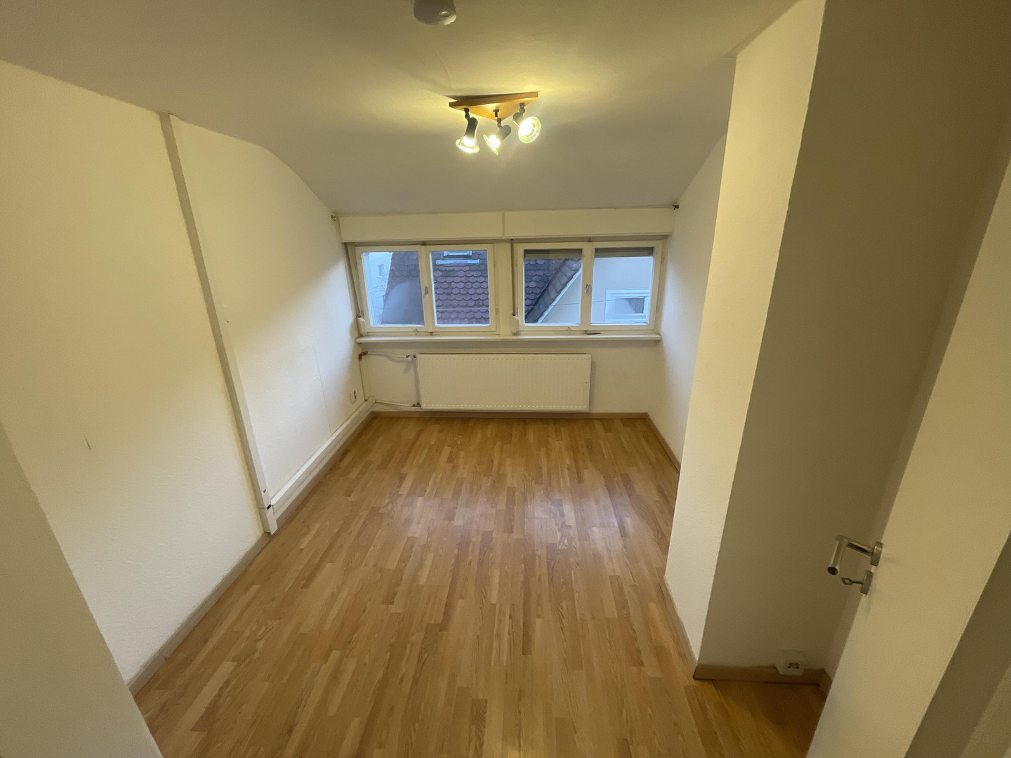 Sonnige 3 Zimmer DG-Whg.m.Stellplatz und Einbauküche in Stammheim ruhige Straße – 70439 Stuttgart(Stammheim) – Vorschaubild 2