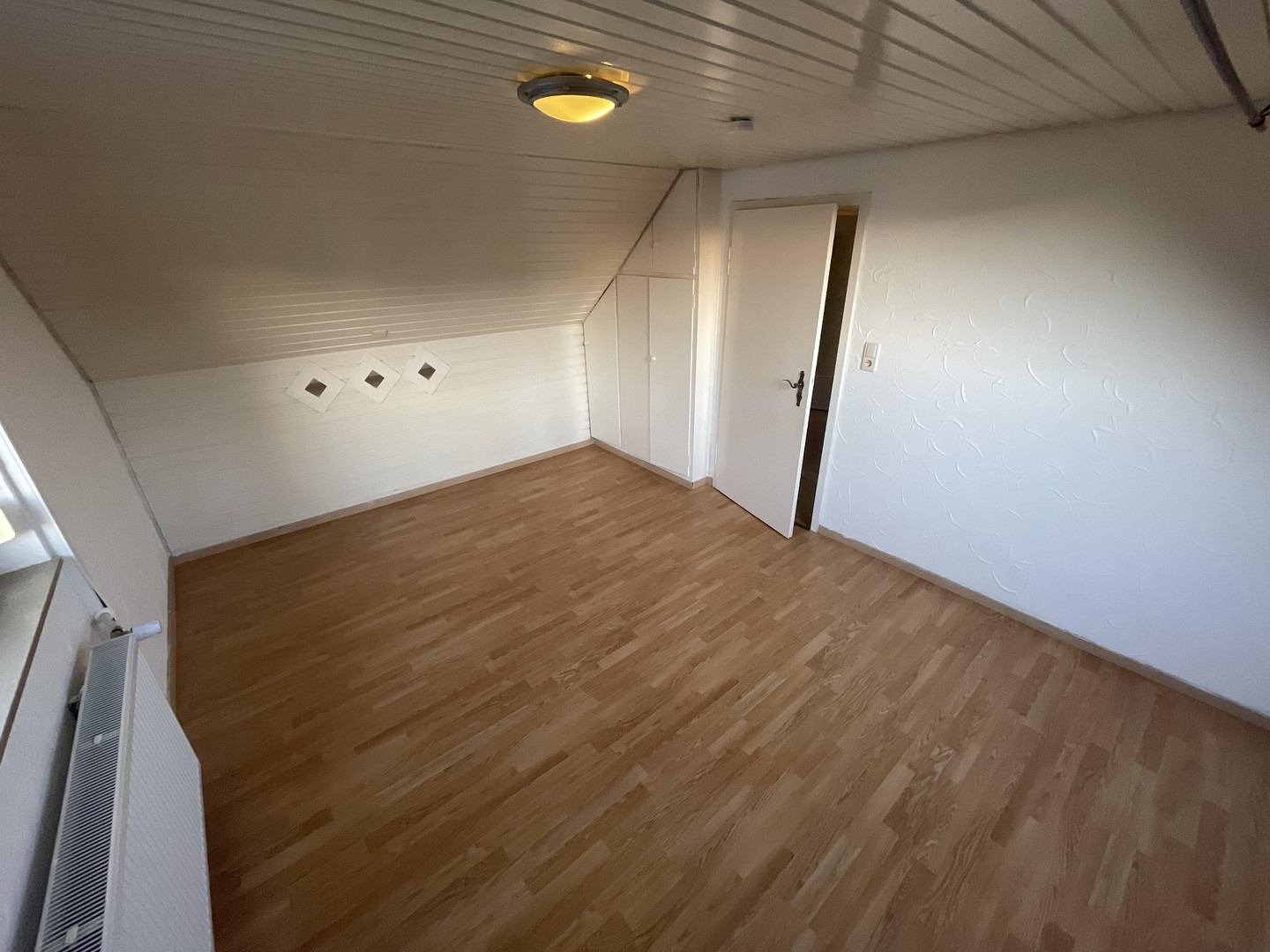 Sonnige 3 Zimmer DG-Whg.m.Stellplatz und Einbauküche in Stammheim ruhige Straße – 70439 Stuttgart(Stammheim) – Vorschaubild 4