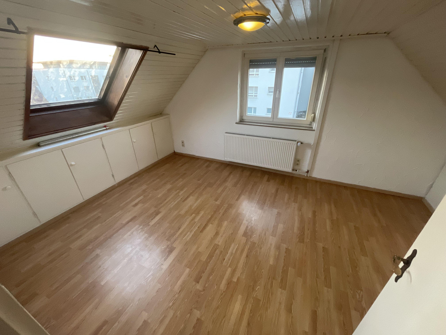 Sonnige 3 Zimmer DG-Whg.m.Stellplatz und Einbauküche in Stammheim ruhige Straße – 70439 Stuttgart(Stammheim) – Vorschaubild 3