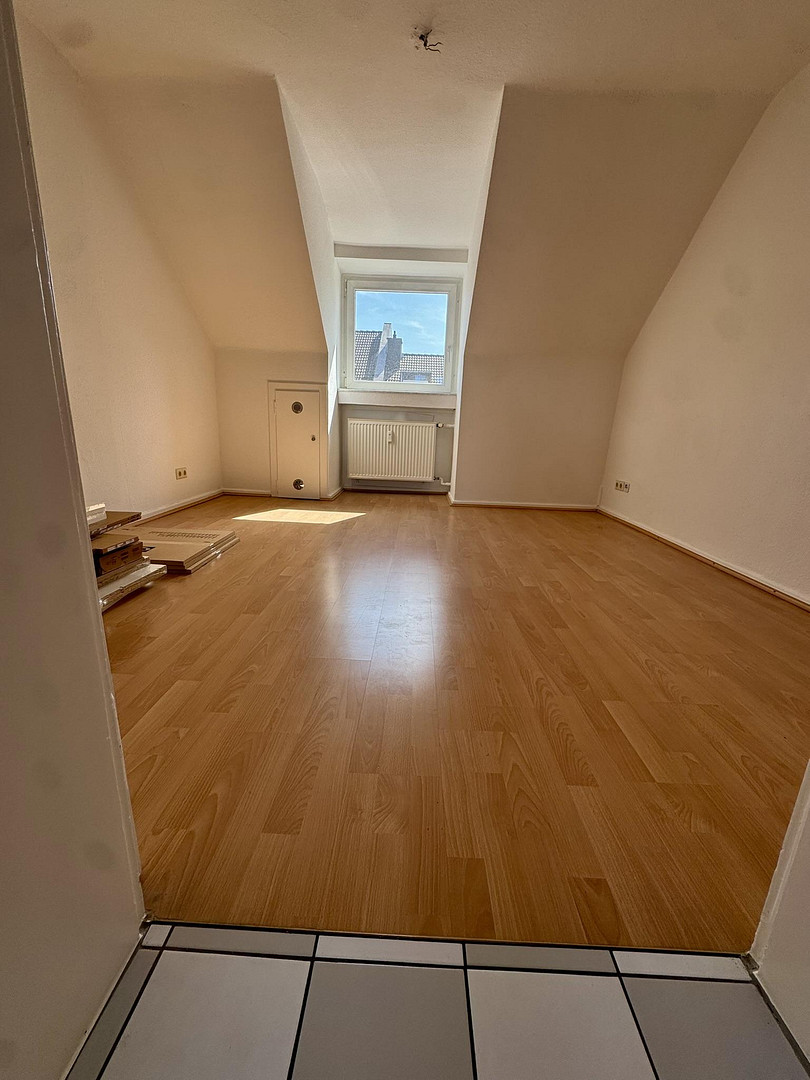 Kernsanierte 3-Zimmer-DG-Wohnung mit Wohnküche, neuer EBK und Sonnenterrasse in Eller – 40229 Düsseldorf(Eller) – Vorschaubild 7