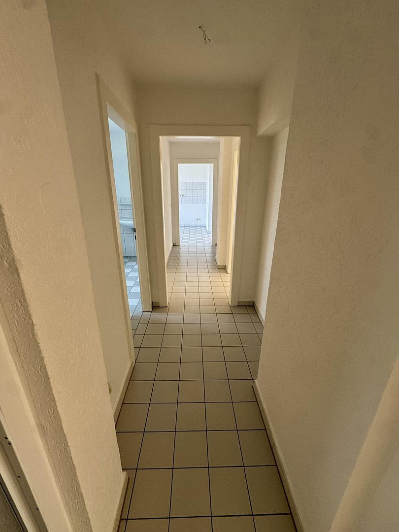 Kernsanierte 3-Zimmer-DG-Wohnung mit Wohnküche, neuer EBK und Sonnenterrasse in Eller – 40229 Düsseldorf(Eller) – Vorschaubild 11
