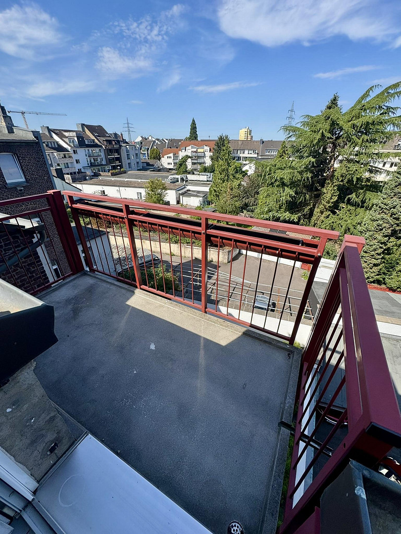 Kernsanierte 3-Zimmer-DG-Wohnung mit Wohnküche, neuer EBK und Sonnenterrasse in Eller – 40229 Düsseldorf(Eller) – Vorschaubild 4