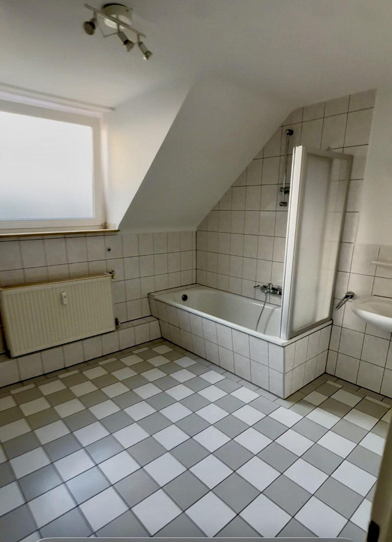 Kernsanierte 3-Zimmer-DG-Wohnung mit Wohnküche, neuer EBK und Sonnenterrasse in Eller – 40229 Düsseldorf(Eller) – Vorschaubild 9