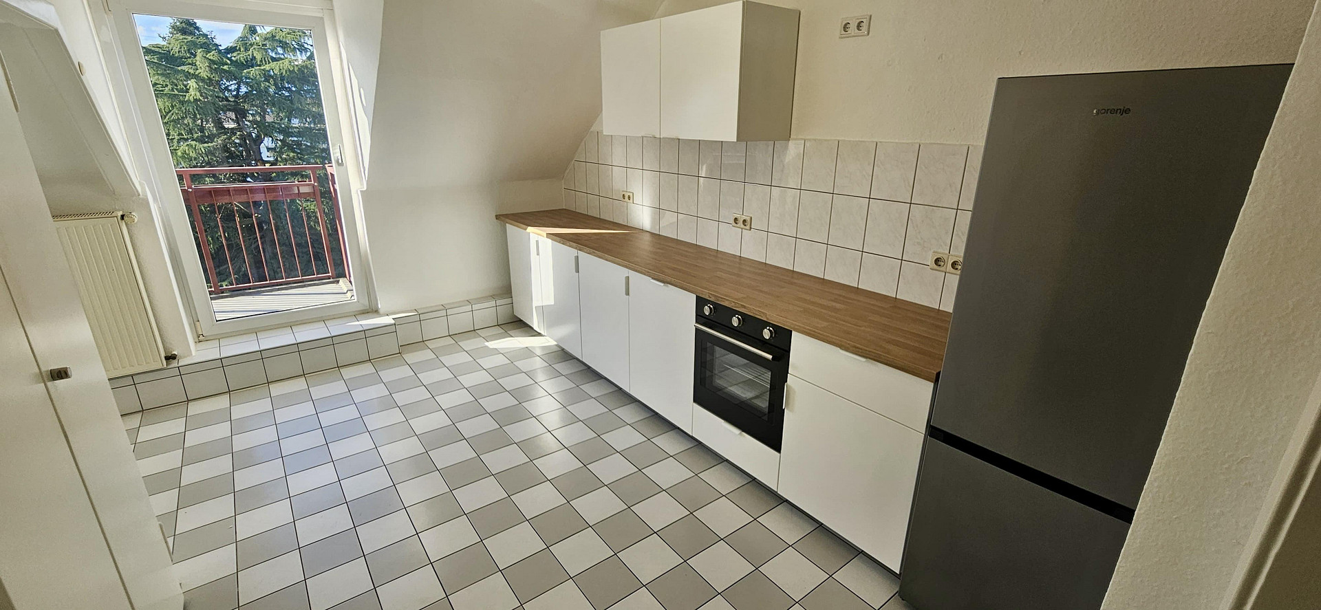 Kernsanierte 3-Zimmer-DG-Wohnung mit Wohnküche, neuer EBK und Sonnenterrasse in Eller – 40229 Düsseldorf(Eller) – Vorschaubild 2
