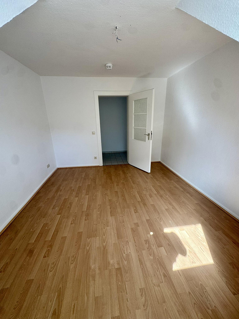 Kernsanierte 3-Zimmer-DG-Wohnung mit Wohnküche, neuer EBK und Sonnenterrasse in Eller – 40229 Düsseldorf(Eller) – Vorschaubild 8