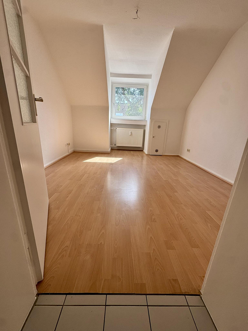 Kernsanierte 3-Zimmer-DG-Wohnung mit Wohnküche, neuer EBK und Sonnenterrasse in Eller – 40229 Düsseldorf(Eller) – Vorschaubild 6