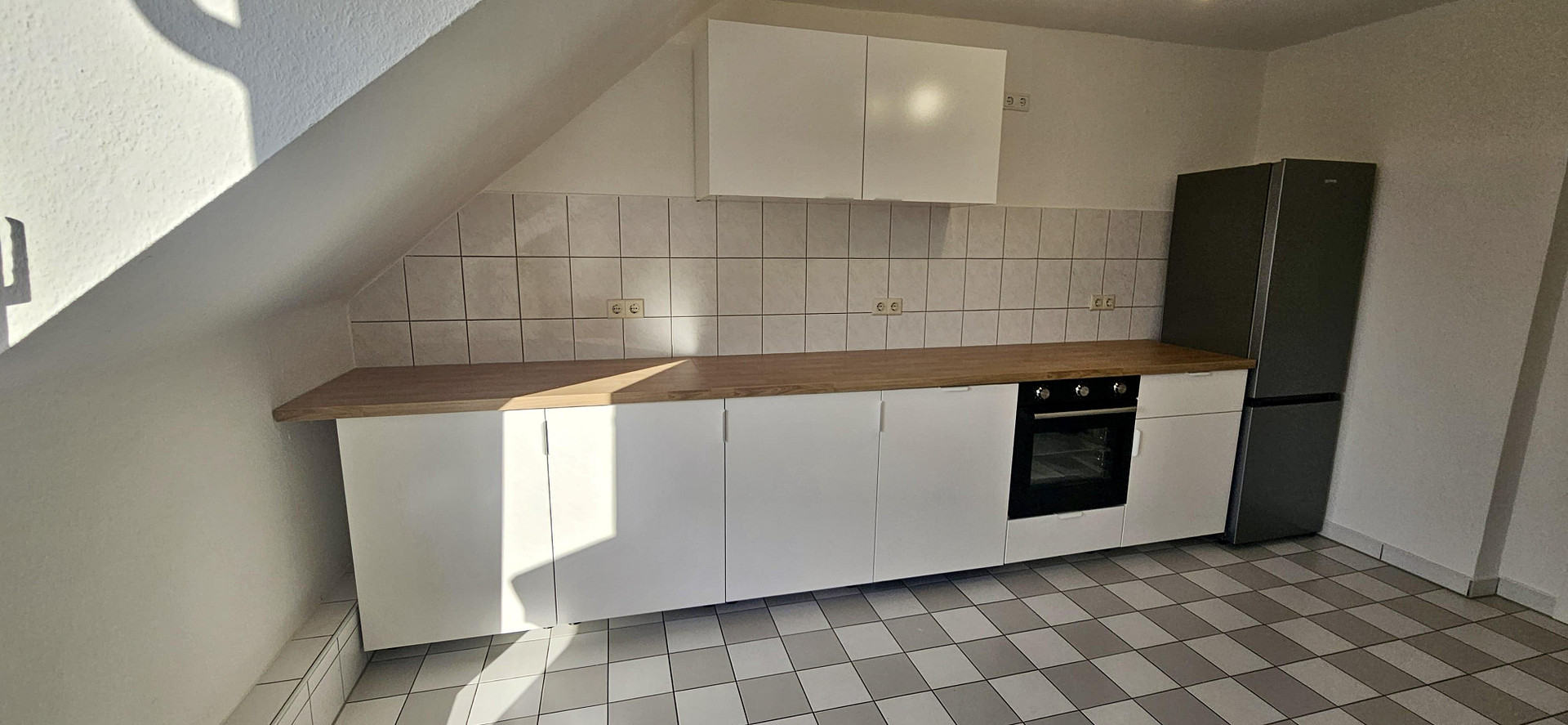 Kernsanierte 3-Zimmer-DG-Wohnung mit Wohnküche, neuer EBK und Sonnenterrasse in Eller – 40229 Düsseldorf(Eller) – Vorschaubild 3