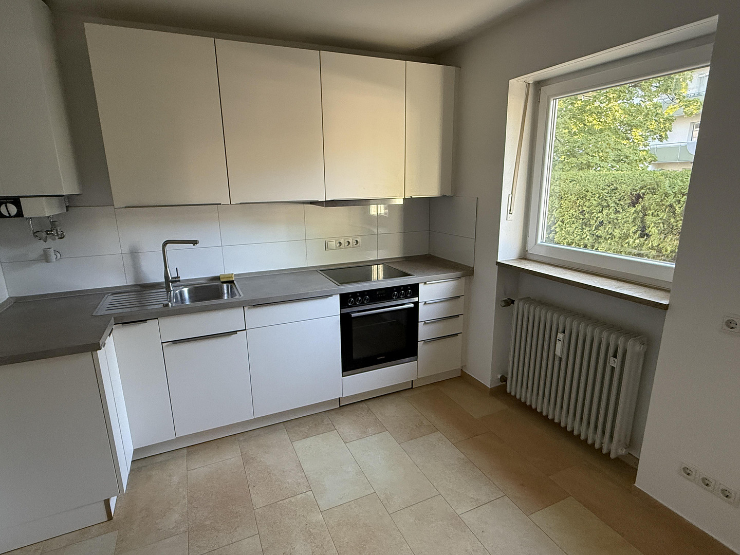 Eigener 314 m² Garten: Renovierte 4-Zimmer-Eigentumswohnung mit 2 Balkonen, provisionsfrei – 93049 Regensburg(Westenviertel) – Vorschaubild 2