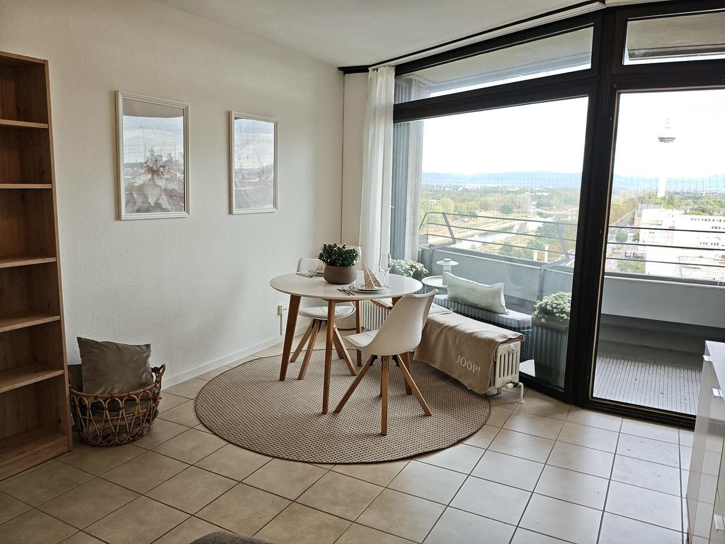 Stilvolles Wohnen mit Panoramablick – Frisch renoviert & komplett neu möbliert – 68161 Mannheim – Vorschaubild 2