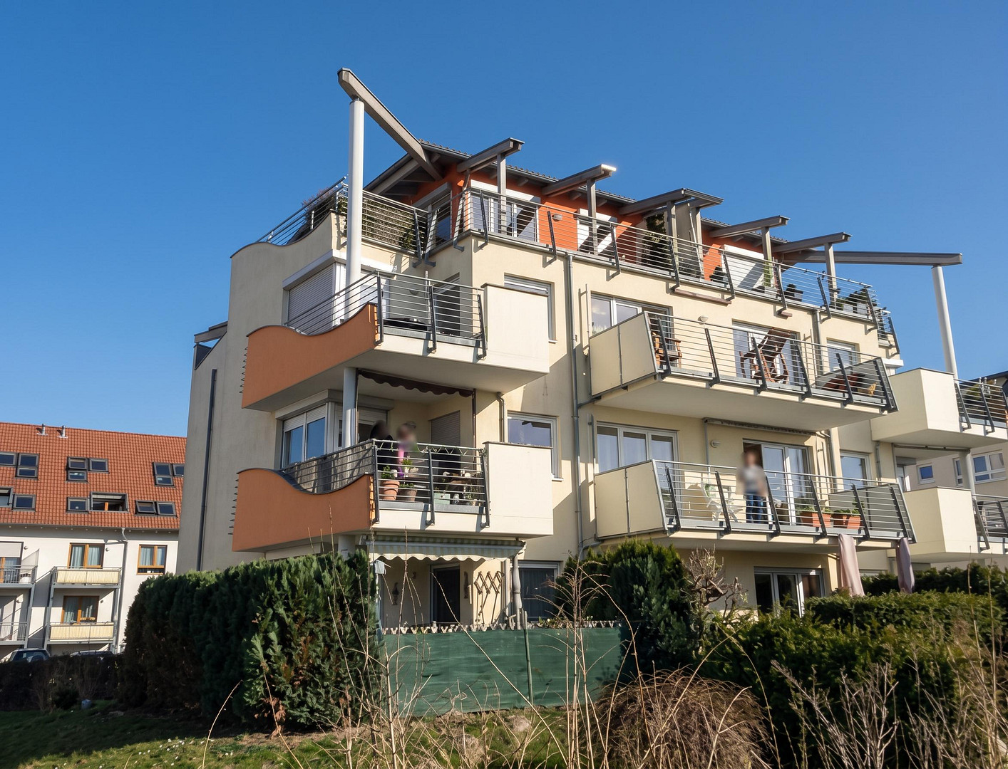 Helle 3-Zimmer-Wohnung mit 2 Balkonen, neuer Einbauküche und Blick ins Grüne