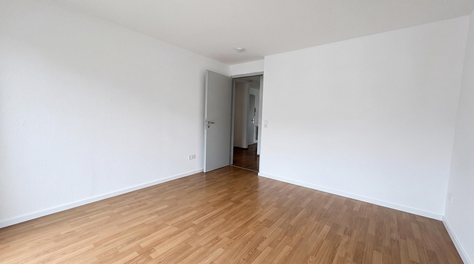 Helle 3-Zimmer-Wohnung mit 2 Balkonen, neuer Einbauküche und Blick ins Grüne – Foto 9