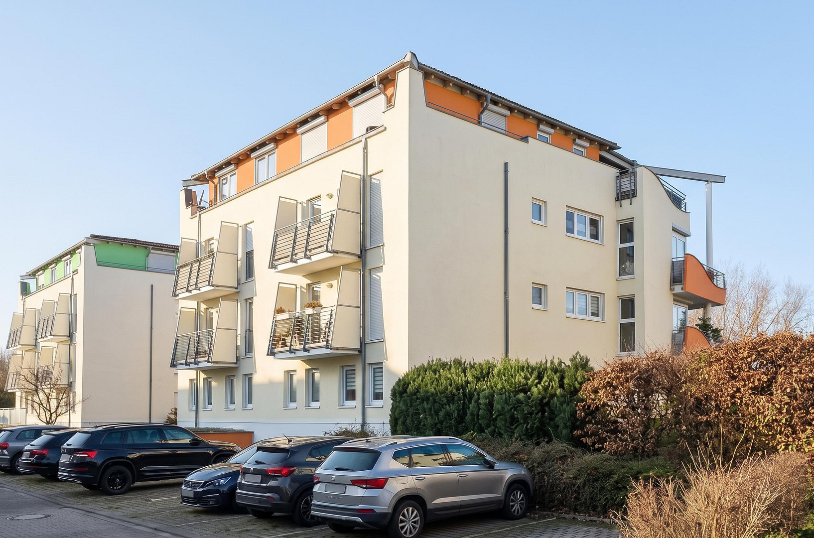 Helle 3-Zimmer-Wohnung mit 2 Balkonen, neuer Einbauküche und Blick ins Grüne – Foto 2