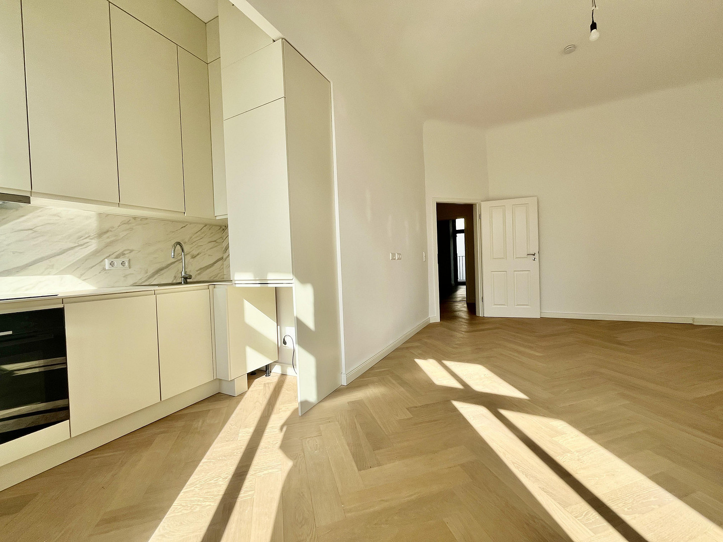 Traumhafter Altbau | offene Küche | 2 Balkone | Weitblick | EBK | Aufzug | Keller | kernsaniert – Foto 5