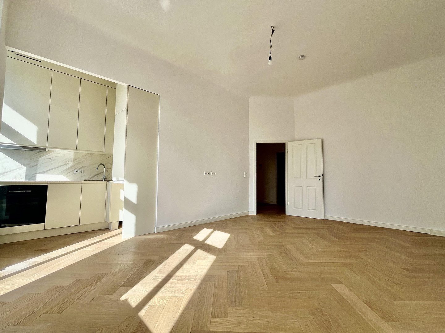 Traumhafter Altbau | offene Küche | 2 Balkone | Weitblick | EBK | Aufzug | Keller | kernsaniert – Foto 4