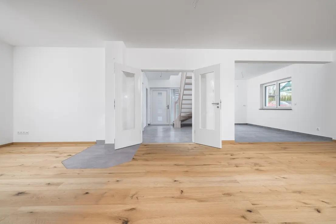 Wohnzimmer mit offener Küche